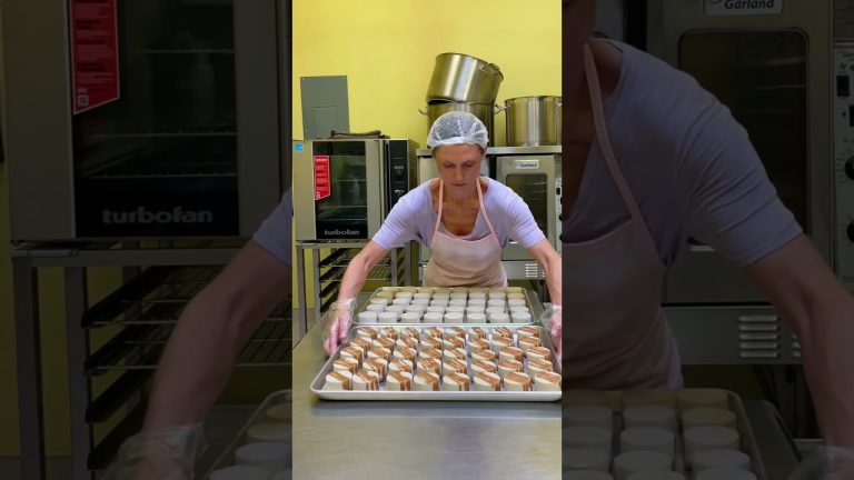 Decorate caramel apple cheesecakes with me #cheesecake #caramel #vegandessert #dessert #dessertshop