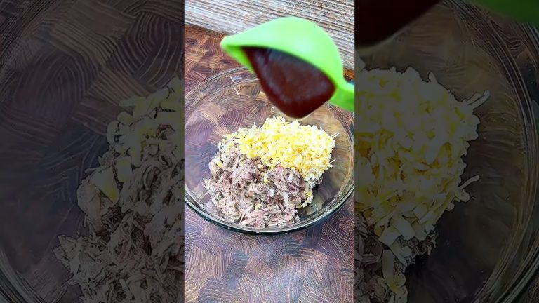 Pulled Pork Garlic Bread  #delicious #homemade #bbq #leftovers #appetizer #fingerfood #partyfood