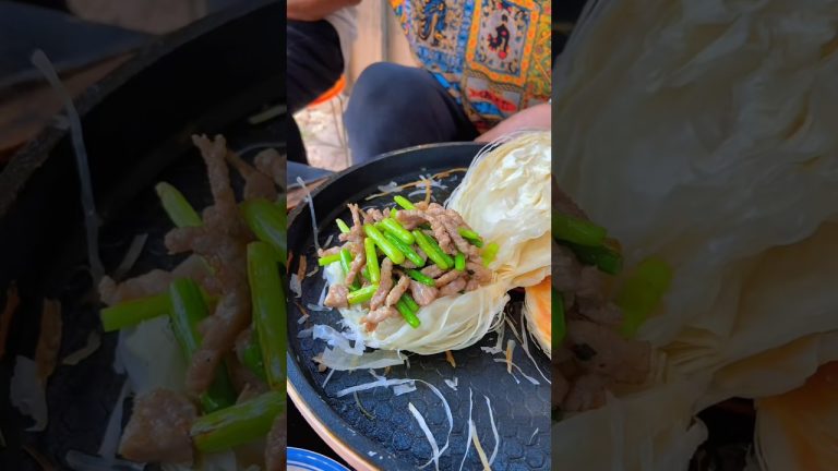 Chinese burger Stir-fried pork with garlic sprouts