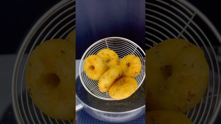 Instant Rava Vada Recipe|Suji Medu Vada Recipe #ytshorts #asmr #indianmasalaasmr #meduvada #cooking