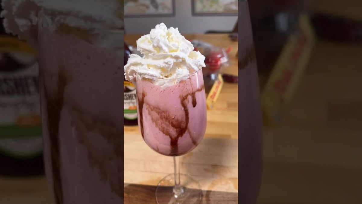 Strawberry Milk Shake Recipe | Refreshing Strawberry Milk Shake at home #shorts #trending