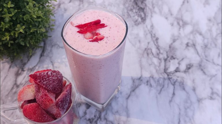 1 minute RECIPE – Healthy & Refreshing Strawberry Banana Smoothie