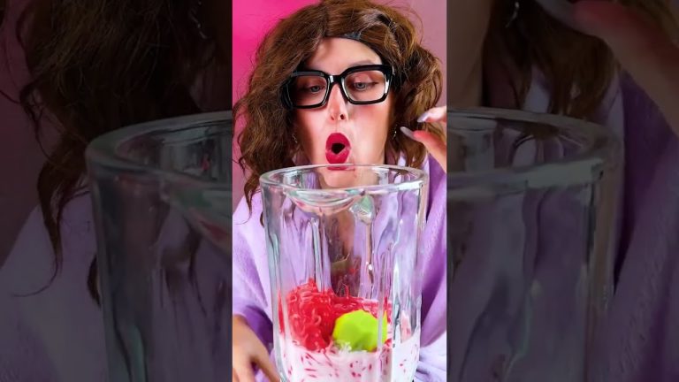 Przekształćmy ten czerwony ramen w pysznego milkshake'a! Sekretna receptura mamy! 🍜🍓