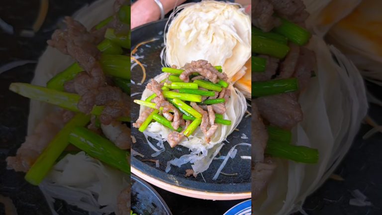 Chinese burger Stir-fried pork with garlic sprouts