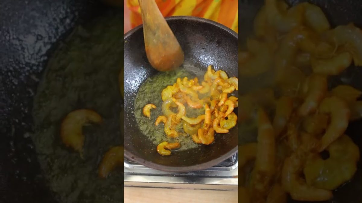 চিংড়ি দিয়ে কচু | Prawns With Wild Taro Root Recipe #shorts #fish #chaatrecipe