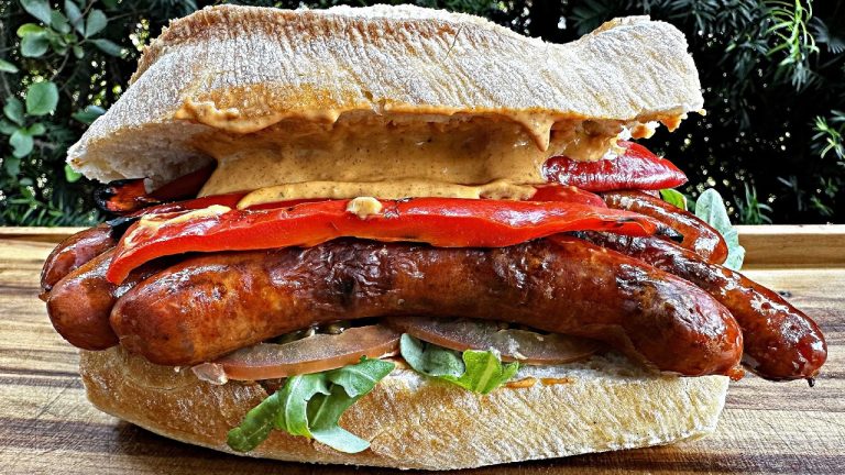 MERGUEZ BAGUETTE – pikante Bratwurst vom Grill