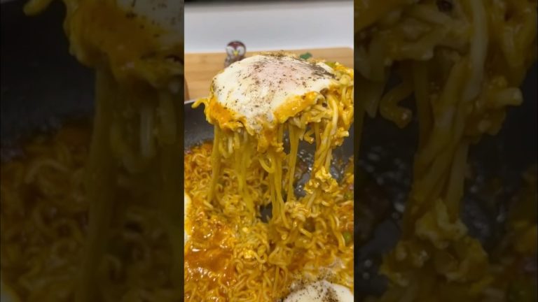 Egg Maggi shashuka masala😋shorts #cooking #food #recipe #ytshorts #shortvideo #zaykawithtadka