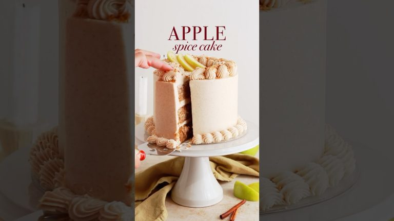 Deliciously moist apple spice cake + cinnamon vanilla buttercream 🙌🏽 recipe at sugarandsparrow.com