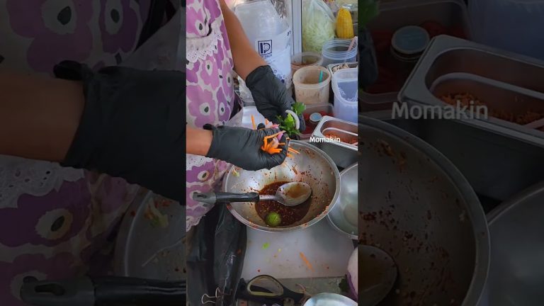 แม่ค้าใจดีบอกสูตรยำเส้นเล็กให้เผื่อคนไหนอยากทำกินที่บ้าน#กินที่แม่ค้าอร่อยสุดแล้วจ้า#shorts