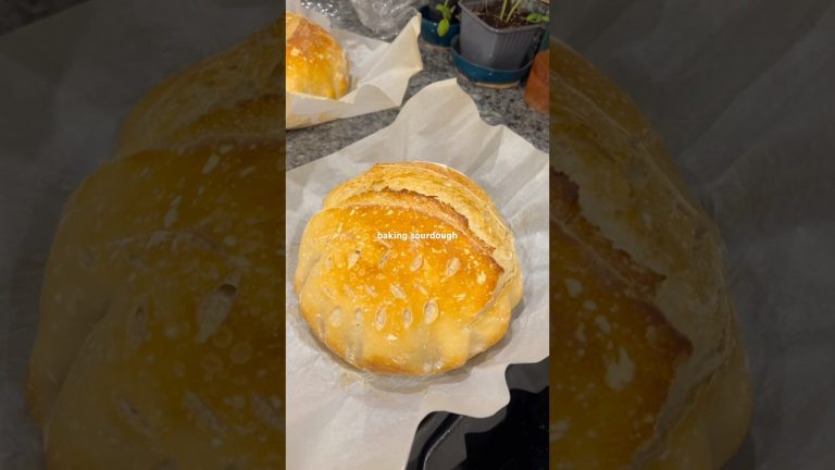 baking sourdough! 🫶🏻 #bread #sourdoughbread #recipe #sourdough #food #trendingshorts #viralshorts