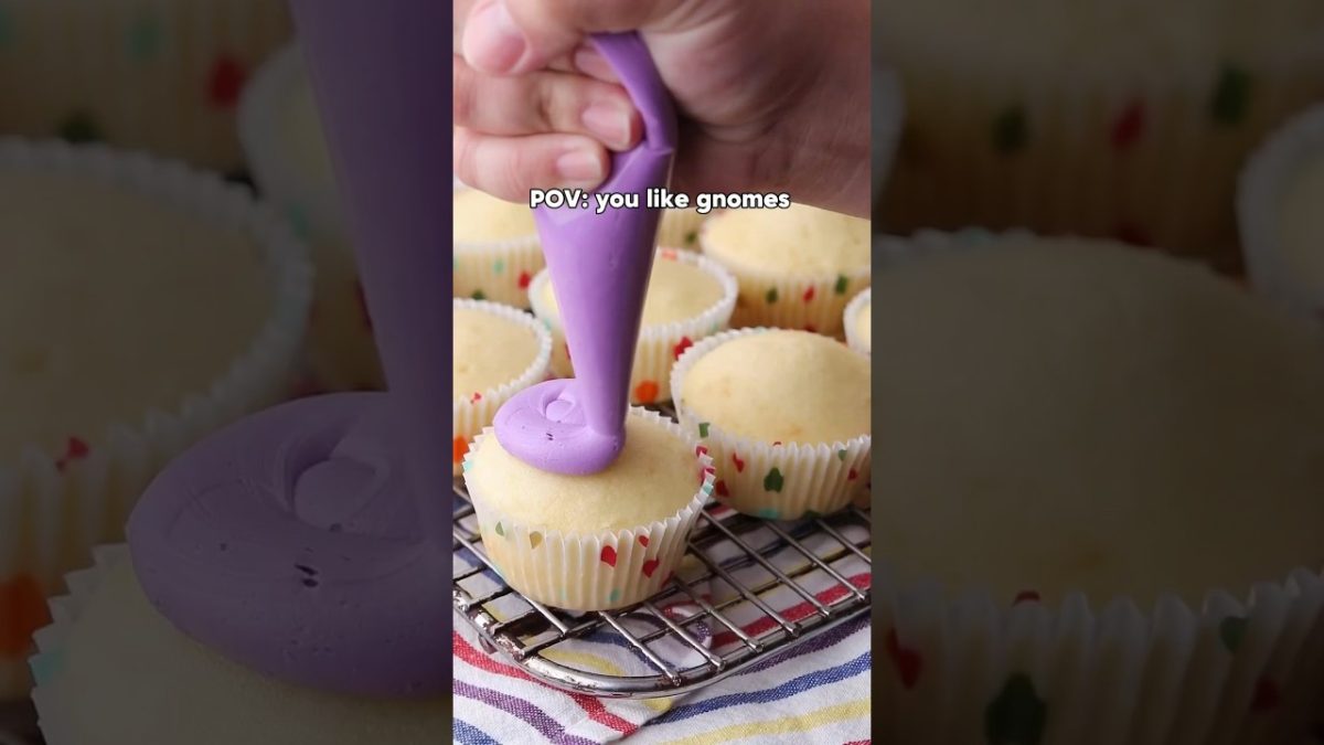 Easy and Cute Gnome Cupcakes 🧁 💜 recipe 👇🏼