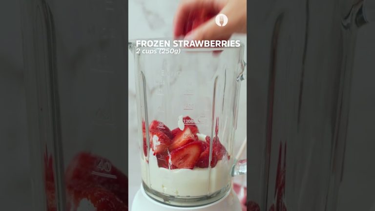 5-Ingredient Strawberry Cheesecake Smoothie