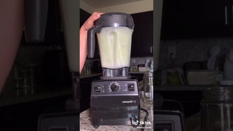 DETOX SMOOTHIE FOR CLEAR SKIN AND A FLAT STOMACH 2 | DETOX TIKTOK