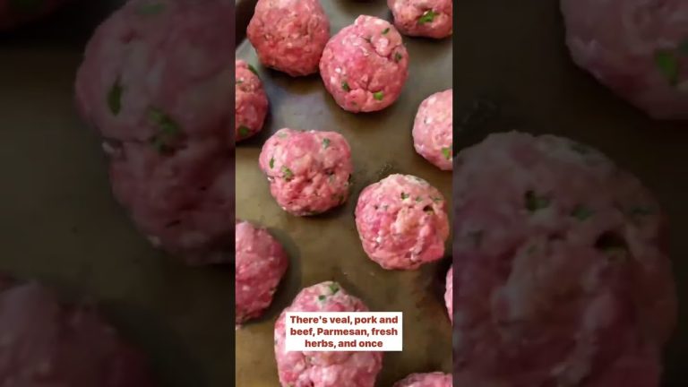 Classic meatballs. #italianrecipe #italiancook #italianfood #meatballs #pastarecipe #pastalover