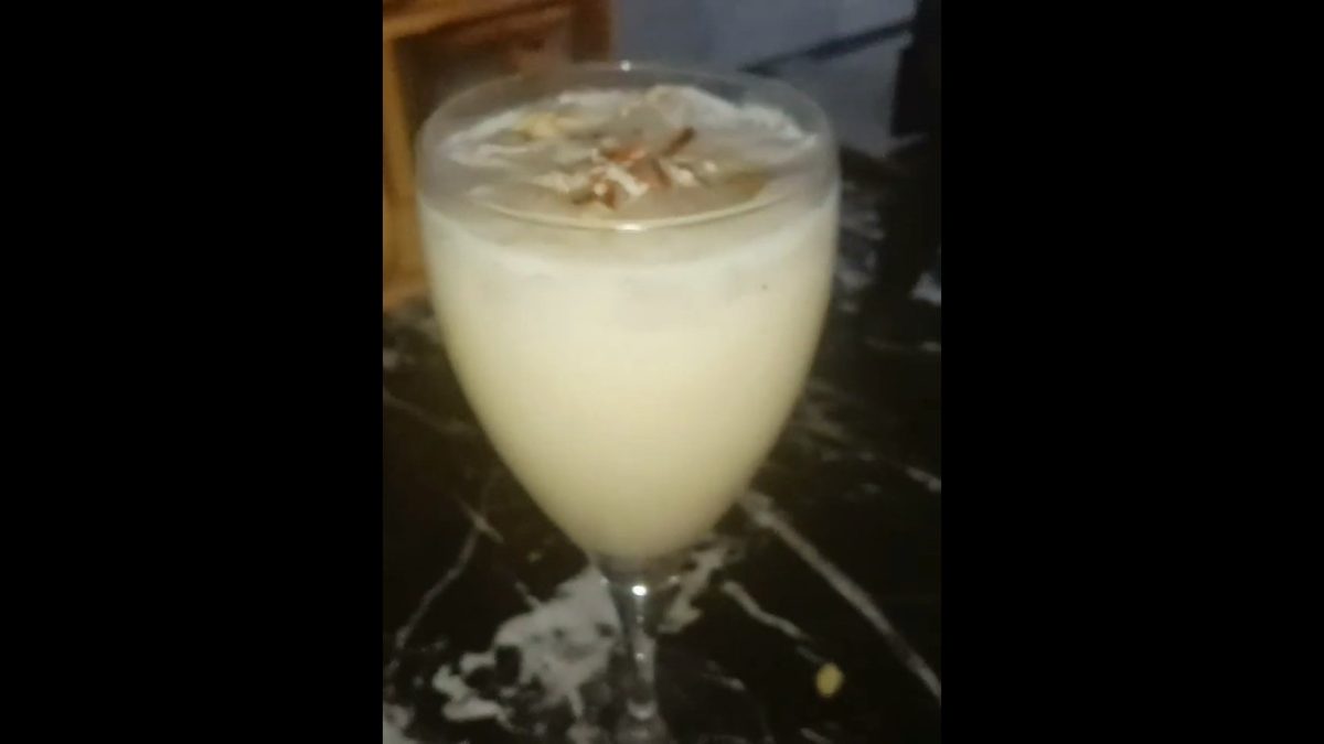 Banana milkshake recipe by Almas kitchen #shorts #bananajuice #bananashakerecipe