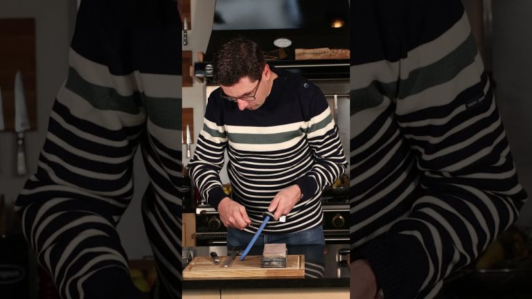 Première technique pour pouvoir affûter un couteau à bec d'oiseau ! #shorts  #couteau #sharpness