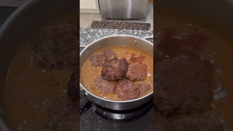 Salisbury steak with onion gravy #atmemawshouse #oldschoolsoulfood