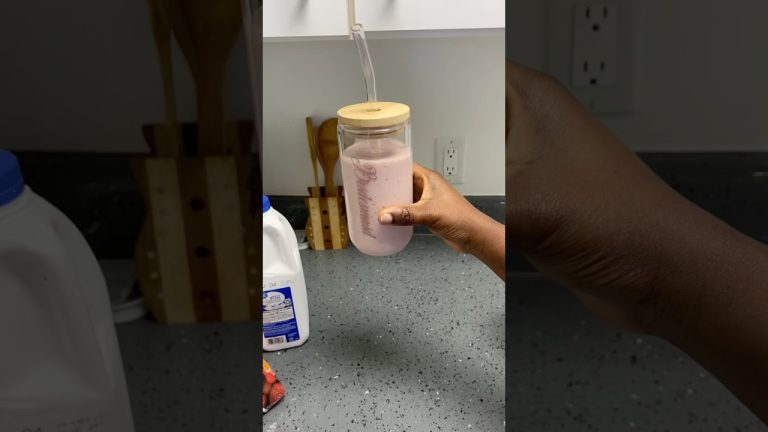 Let’s make banana-strawberry smoothie together 🥰 #shortsviral #shorts #smoothie #smoothierecipes