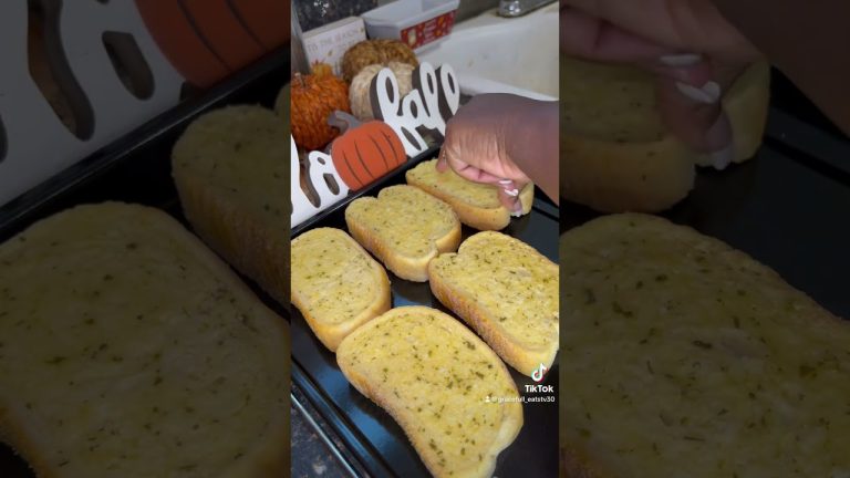 Seafood Alfredo Garlic Toast #easyrecipes  #easydinner #seafoodrecipes