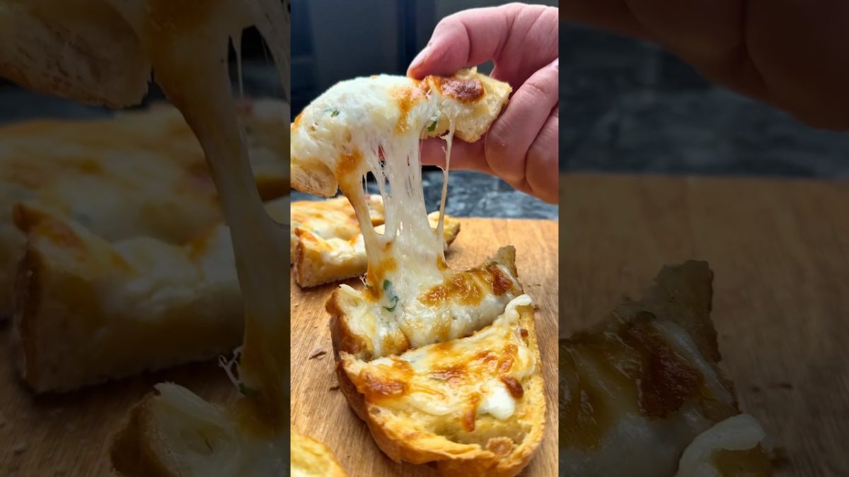 Cheese garlic bread 🧀🧄🥖 #shorts