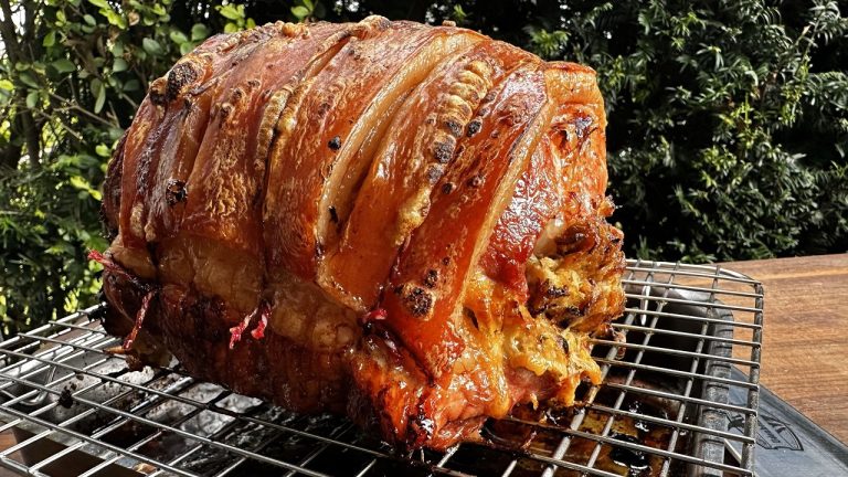 KRUSTEN ROLLBRATEN VOM GRILL – saftig gefüllter Schweinebraten