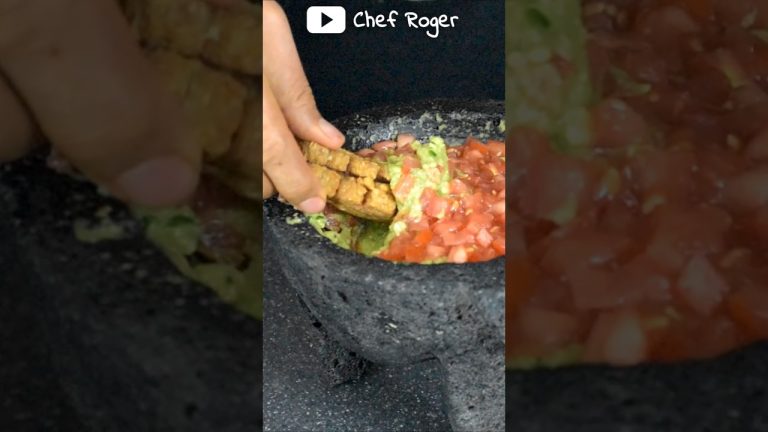 Guacamole #smr #guacamole #chicharrón #avocado #porkbelly #food