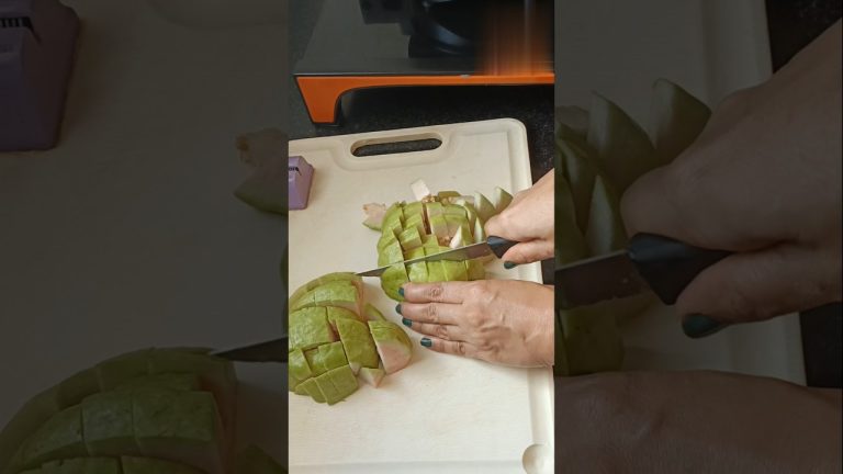 weightloss guava juice without sugar# ತೂಕ ಕಡಿಮೆ ಮಾಡುವ ಸೀಬೆಹಣ್ಣಿನ ಜ್ಯೂಸ್#Amrud ka juice #shorts#viral