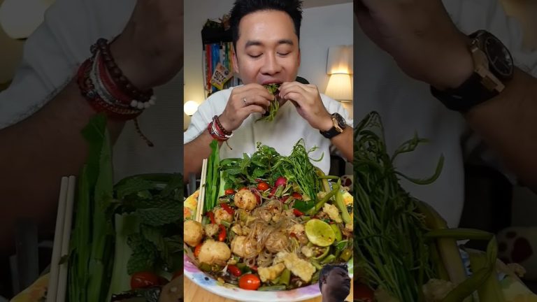 Chinese food eating #food #seafood #streetfood #grilledlobster #seafoodrecipes