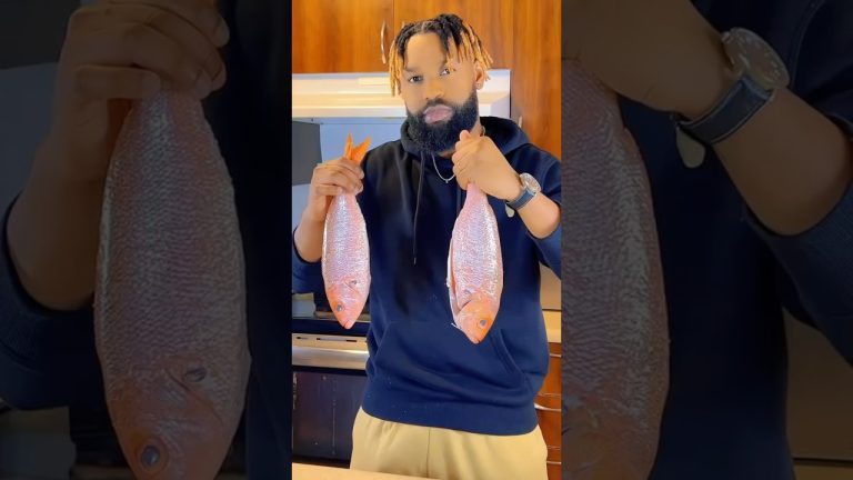 Aujourd'hui dans le menu j'ai apporté pour vous riz jaune et poisson en sauce. Bon appétit à vous !!