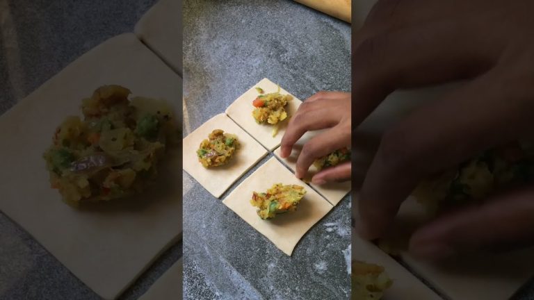 How To Make Samosa At Home | Aloo Samosa Recipe | Era's Kitchen #shorts #food