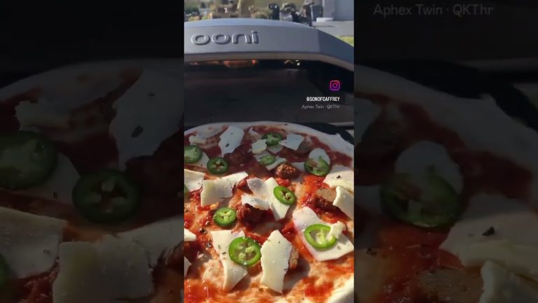 Ooni pizza action #pizza #pizzarecipe #pizzashorts #oonipizzaovens #fyp