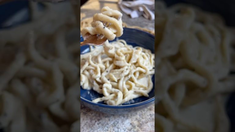 Cacio e Pepe from scratch with a secret ingredient, recipe👇 #freshpasta #recipe #cacioepepe #howto