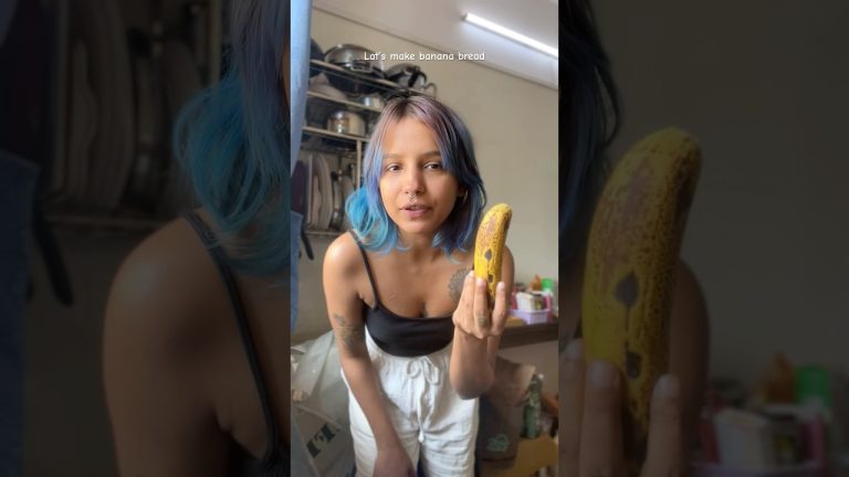 Banana bread fresh out of the oven 👩‍🍳 #cookinhome #cooking #youtubeshorts #recipe #shortsviral