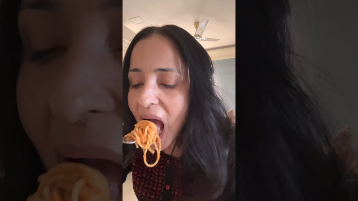SPAGHETTI PASTA RECIPE *INDIAN STYLE*😋 pehli baar banaya | QUICK PASTA RECIPE #ashortaday #shorts