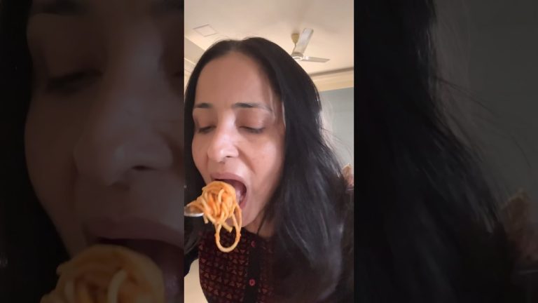 SPAGHETTI PASTA RECIPE *INDIAN STYLE*😋 pehli baar banaya | QUICK PASTA RECIPE #ashortaday #shorts