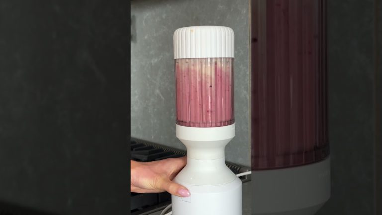 My favorite summer post workout protein smoothie with 27g protein! 🍓Screenshot recipe in video ;)