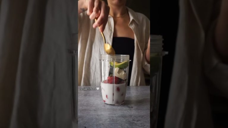 How to Make Hailey Bieber’s Starwberry Skin Glaze Smoothie at home 🍓 #smoothie #smoothierecipes