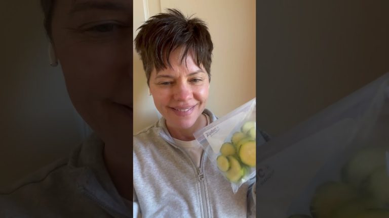 Zucchini Smoothie Recipe with Strawberries (Vegan & Dairy-Free)  🍓💚