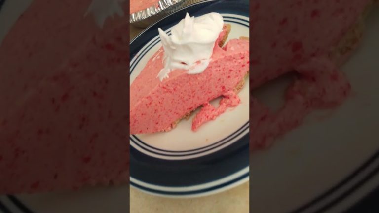 STRAWBERRY 🍓 JELLO PUDDING PIE! (Full recipe on my page) #jello #strawberrypie #cookingwithblackiowa