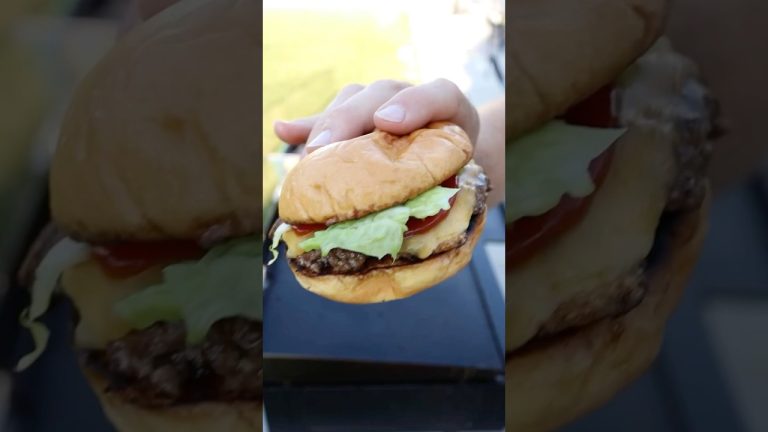 Cheeseburger! #cheeseburger #mcdonalds #blackstonegriddle Music: Secret Sauce Musician: Jeff Kaale