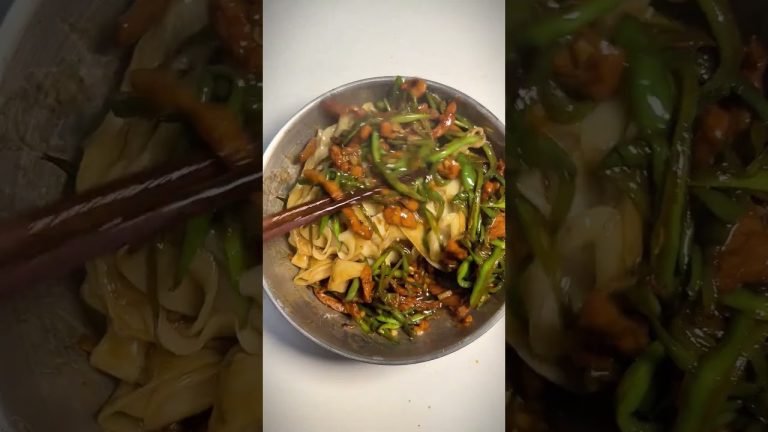 Stir-fried noodles with shredded pork and French beans  #Latenightcuisine #noodles