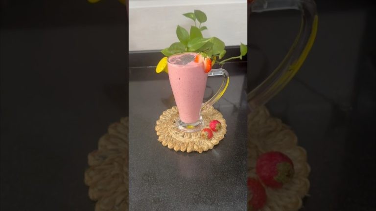 #bananastrawberriessmoothie #youtubeshorts  #viralshort  #healthysmoothierecipe #vandanascooking