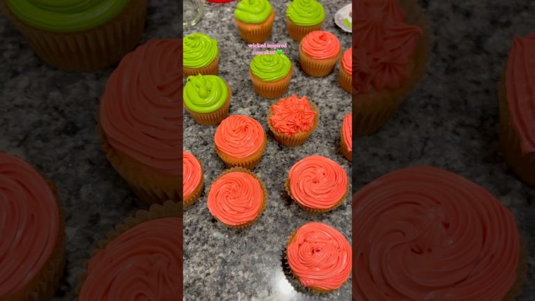 wicked inspired cupcakes!! 💚🩷 #trendingshorts #wicked #wickedmusical #baking #recipe #food