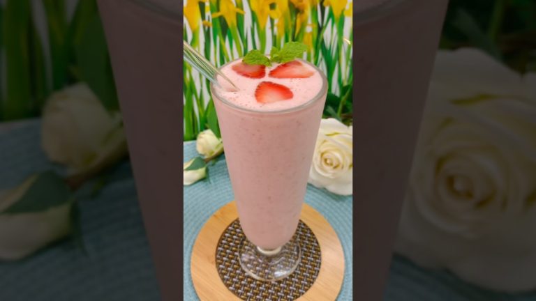 #smoothie #strawberry #banana #smoothierecipes #healthydrink #smoothies #fruitsmoothie #shorts