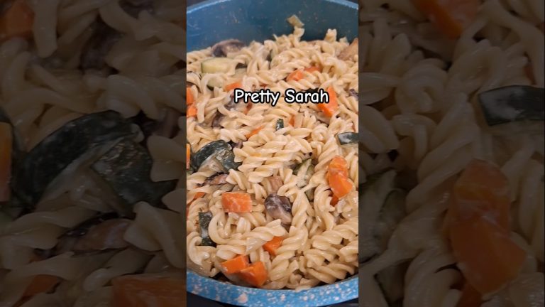 ITALIAN PASTA RECIPE | PASTA FUSILLI con FUNGHI, CAROTE e ZUCCHINA #shortsfeed #shorts #courgette