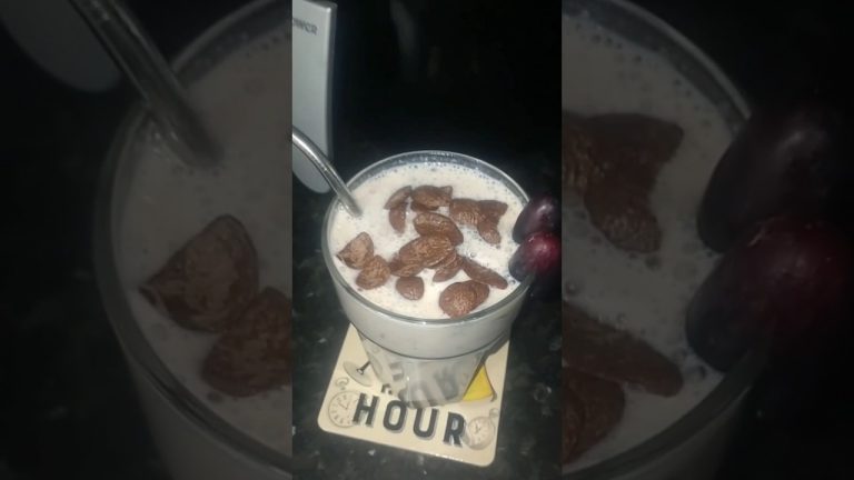 Apple And Black Grapes Smoothie By Huda Food Secrets😋🧃#viralshortvideo #smoothierecipes #juicyworld