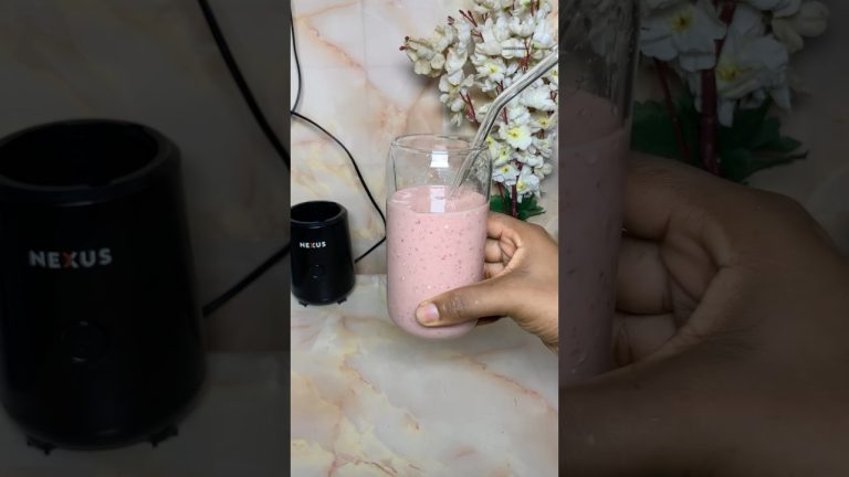 Perfect Creamy Strawberry Smoothie #shorts #smoothie #strawberry #youtubeshorts #healthylifestyle