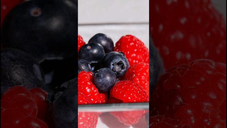 Making a Blueberry Smoothie with Raspberry and Banana #smoothierecipes #howto #macro