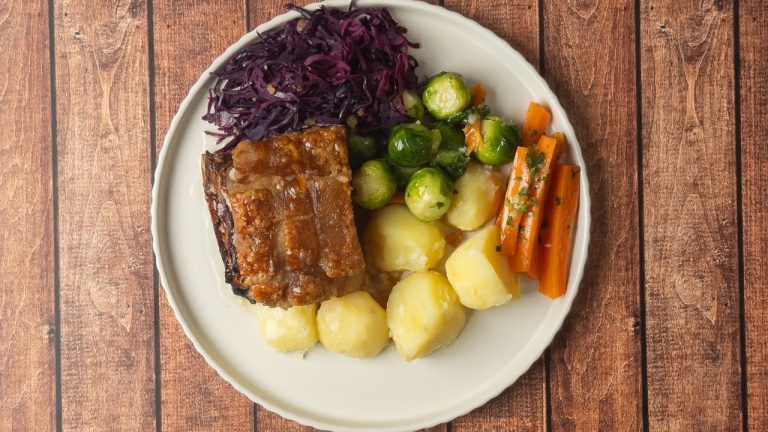 How to Cook Norwegian CRISPY Pork Belly W/ RØDKÅL.