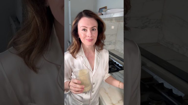 My beauty sleep smoothie recipe! 🥝🍌☕️ Let me know in the comments if you want the full recipe ⬇️